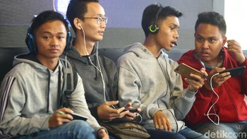 Beberapa dari mereka berkumpul untuk mengatur stratetgi.