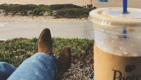  Ditemani segelas iced coffee, Sean terlihat menikmati pemandangan pantai yang ada dihadapannya. The other Manhattan, tulisnya. Foto: Instagram seanopry55