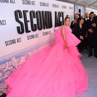 Gaun berwarna hot pink dari koleksi Giambattista Valli Haute Couture Fall/Winter 2018 itu terbuat dari bahan tulle yang bertumpuk-tumpuk sehingga menciptakan kesan dramatis pada penampilan perempuan 49 tahun itu. Belum lagi train atau ekor gaun yang menjuntai panjang. (Foto: Getty Images)