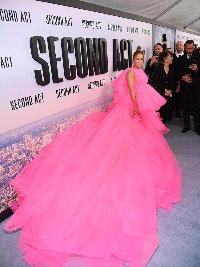Gaun berwarna hot pink dari koleksi Giambattista Valli Haute Couture Fall/Winter 2018 itu terbuat dari bahan tulle yang bertumpuk-tumpuk sehingga menciptakan kesan dramatis pada penampilan perempuan 49 tahun itu. Belum lagi train atau ekor gaun yang menjuntai panjang. (Foto: Getty Images)
