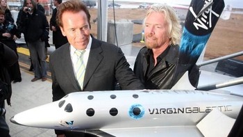 Bersama aktor Arnold Schwarzenegger yang terlihat mengagumi pesawat Virgin Galactic. Banyak halangan terjadi dalam perjalanan perusahaan ini. Tahun 2014, salah satu pesawat Virgin Galactic meledak di California dalam uji coba dan membunuh ko pilot. Tapi Branson tetap optimis tragedi itu takan merusak rencana besarnya. Foto: Getty Images