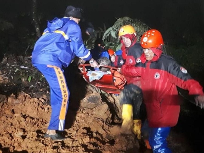 Jalur Solok-Padang Terputus, Tim Kebut Bersihkan Material Longsor Jalur Solok-Padang Terputus, Tim Kebut Bersihkan Material Longsor