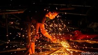 Selain berada di wilayah kendali ketat, reklame-reklame tersebut juga ditertibkan karena masalah pembayaran pajak yang belum lunas hingga tak berizin.