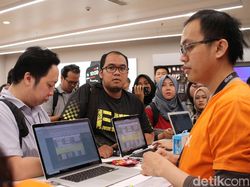 Suasana Antrean dan Ciuman Pembeli iPhone Anyar di Indonesia