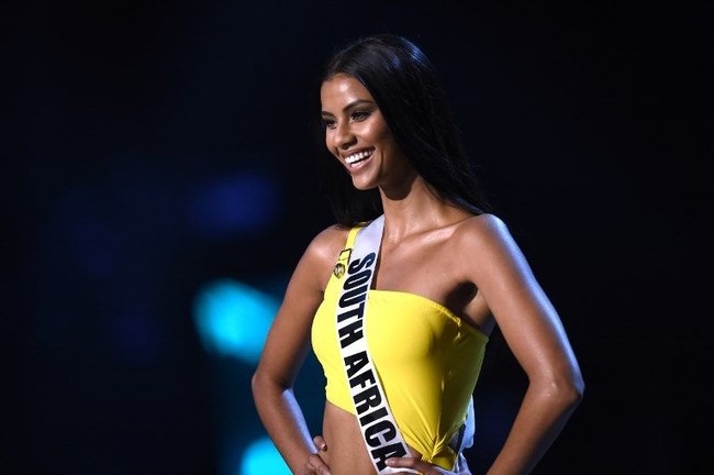 Mengenakan bikini berwarna kuning, finalis Miss Universe 2018 dari Afrika Selatan Tamaryn Green tersenyum hangat di panggung saat sesi penjurian Miss Universe 2018. Tamaryn merupakan calon dokter anak yang giat mengkampanyekan pencegahan Tuberculosis (TB). Foto: Lillian SUWANRUMPHA / AFP