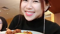 Dengan hastag #wisatakulinernegrisendiri, kira-kira makanan apa ya yang sedang dinikmati Yannie? Foto: Instagram@yannie_kim