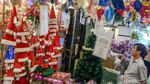 Pernak-pernik Natal di Pasar Asemka Mulai Diserbu
