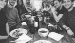Gaya Keren Supermodel Ganteng Dengan Bayaran Termahal, Sean OPry Saat Makan