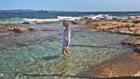 Lahir di Yunani yang punya banyak pantai indah, Eva juga sangat gemar liburan ke pantai. Ini saat ia mampir ke Pulau San Pietro di Italia (evakaili/Instagram)