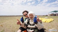 Aksi terjun payung itu pun dilakukan Nenek Irene untuk mengumpulkan dana terkait kampanyenya meningkatkan kepedulian terhadap penyakit neuron motorik. Bryce Sellick, Matt Teager/SA Skydiving via Reuters.