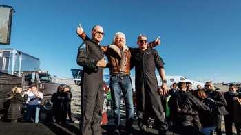 Richard Branson pun tak dapat menyembunyikan kebahagiaannya. “Kami melihat impian terbesar dan    tantangan terberat kami terkabulkan. Hari ini, untuk pertama kalinya dalam sejarah, pesawat berawak yang dibuat untuk membawa penumpang sipil melesat ke angkasa,” ujarnya. Foto: Reuters