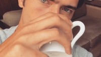 Pria kelahiran Kennesaw, AS itu doyan ngopi. Duh, gayanya saat menyesap secangkir kopi hangat ini bikin meleleh, ya.  Foto: Instagram seanopry55