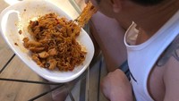 Meski menjalani pola hidup sehat, dan rajin olahraga. Rupanya Keith tetap tak bisa lepas dari mie instan. Saat di rumah, mie instan jadi makanan favoritnya. Foto: Instagram @keithfoo