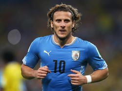 3. Mantan striker timnas Uruguay Diego Forlan menjadi yang berikutnya disebut oleh Suarez. Buatku, ia adalah salah satu yang terhebat. Aku pernah main bersamanya, ia striker hebat, bermain demi tim. Foto: Clive Rose/Getty Images