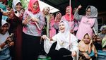 Pose Cantik Istri Bupati Gowa, Priska Paramita Saat Masak Bannang-Bannang