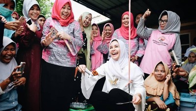 Pose Cantik Istri Bupati Gowa, Priska Paramita Saat Masak Bannang-Bannang