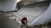 Pemanfaatan kolong Fly Over Slipi ini pun diharapkan dapat menjadi wadah bermain sekaligus tempat latihan bagi anak-anak muda. Terlebih permainan papan seluncur (skateboard) dan sepeda BMX banyak digeluti oleh anak-anak muda di Jakarta.