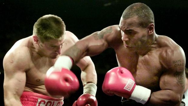 Mike Tyson sempat dinyatakan menang TKO atas Andrew Golota.