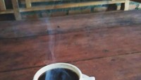 Dingin-dingin begini paling pas menyeruput kopi tubruk yang panas seperti yang dilakukan @kopikothok. (Foto: Instagram@kopikothok_)