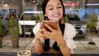 Kira-kira Krestle lagi lihat apa ya di layar ponselnya? Wajahnya ceria sekali, sampai-sampai segelas kopi di depannya tak digubris. Foto: instagram @krestledeomampo