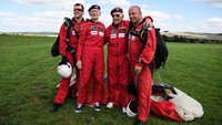 Ada pula mantan penerjun payung Fred Glover (91) (dua dari kiri) dan Ted Pieri (91) (dua dari kanan) yang melakukan aksi terjun payung di lapangan udara Old Sarum pada 10 Agustus 2017 lalu di Salisbury, Inggris. Istimewa/Leon Neal/Getty Images.