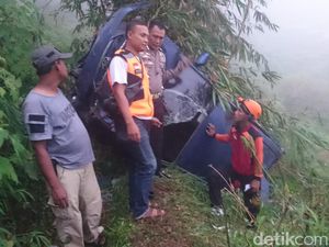 Mobil Berpenumpang 1 Keluarga Terjun ke Jurang Mojokerto, Dua Luka