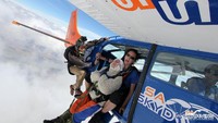 Nenek Irene melakukan aksi terjun payung didampingi seorang instruktur bernama Jed Smith. Mereka terjun dari ketinggian 14.000 kaki di atas Langhorne Creek, Australia. Bryce Sellick, Matt Teager/SA Skydiving via Reuters.