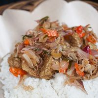 Sore Ini Enaknya Jajan Bakso Goreng yang Pedas Gurih di Sini