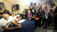 Para pengunjung yang membeli buku juga mendapatkan tanda tangan dari personil Slank.