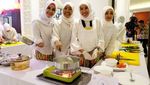 Pose Cantik Istri Bupati Gowa, Priska Paramita Saat Masak Bannang-Bannang