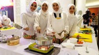 Priska juga bisa masak. Kali ini ia menghadiri acara cooking competition di salah satu hotel di Makassar. Foto: Instagram priskaparamita