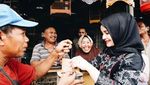 Pose Cantik Istri Bupati Gowa, Priska Paramita Saat Masak Bannang-Bannang