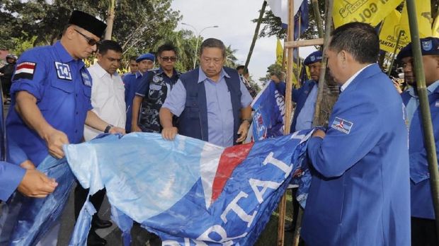 Demokrat Tuding Institusi Siluman di Balik Perusakan Bendera