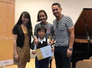 Tetap Harmonis, Melanie Putria dan Angga Nonton Anak Konser Piano