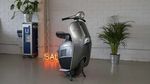 Keren! Vespa Ini Punya Satu Ban dan Berbekal Listrik