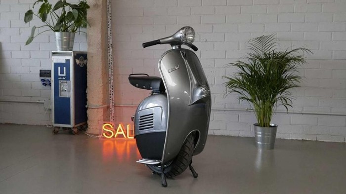 Keren! Vespa Ini Punya Satu Ban dan Berbekal Listrik Keren! Vespa Ini Punya Satu Ban dan Berbekal Listrik