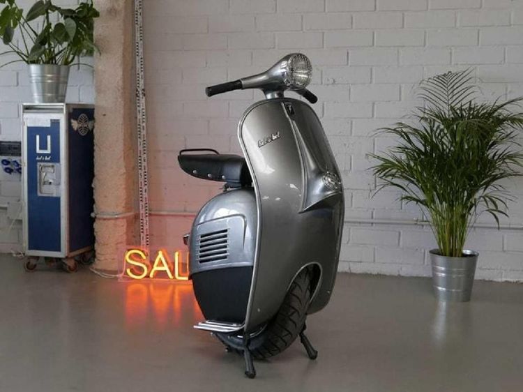 Keren! Vespa Ini Punya Satu Ban dan Berbekal Listrik