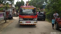 Prosesi unik tersebut dilakukan pada saat resepsi pernikahan salah satu anggota Damkar Trenggalek, Jefri Candra Setiawan dengan wanita pujaan hatinya Frillyan Selvana di Desa Sukorejo, Kecamatan Gandusari Trenggalek.