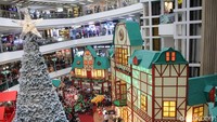 Kali ini perayaan Natal dihadirkan dengan nuansa dekorasi ala Bavarian Village yang bisa dinikmati di area Center Court dan Lobby Timur lantai Lower Ground.