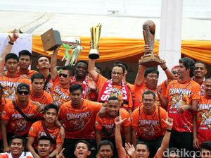 Sambut Persija, Anies Baswedan Angkat Tropi Liga 1