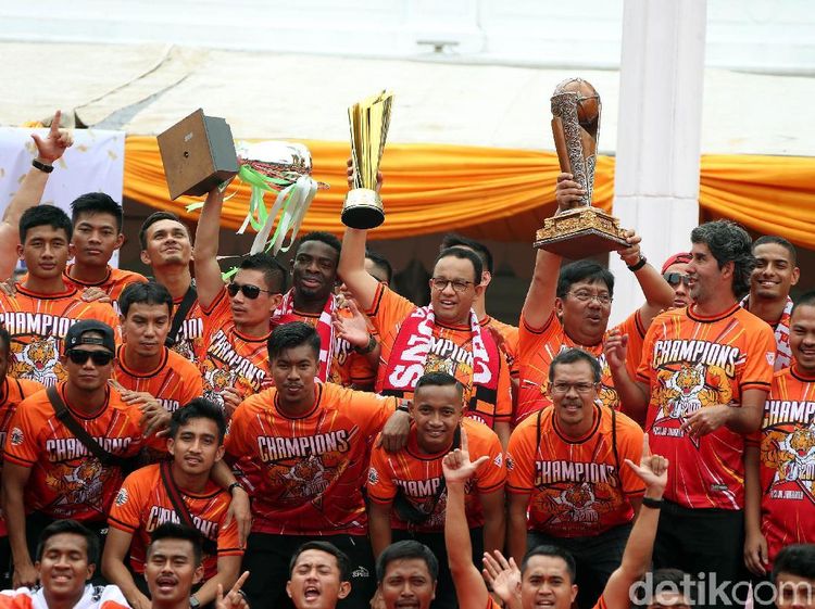 Sambut Persija, Anies Baswedan Angkat Tropi Liga 1