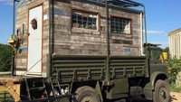 Sang suami langsung jatuh hati pada mobil truk tentara hijau pada pandangan pertama. Inhabitat/Nicole Jewell.