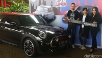 (Kiri ke kanan) Presiden Direktur BMW Group Ramesh Divyanathan bersama President Director PT. Plaza Auto Raya Paula Dewiyanti dan Vice President Corporate Communication Jodi Otania hadir dalam acara ini.