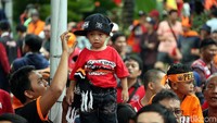 Mereka semua yang hadir tidak semuanya berusia dewasa. Namun, ada juga anak-anak bahkan balita yang memang sengaja diajak oleh orang tuanya menyaksikan acara ini.