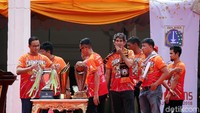 Tropi juara ikut dibawa dan ditunjukan ke Anies.