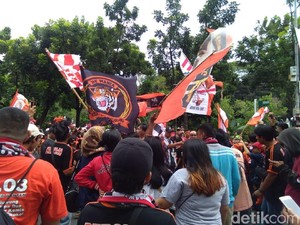 Jakmania Mulai Padati Halaman Balai Kota DKI Jakarta