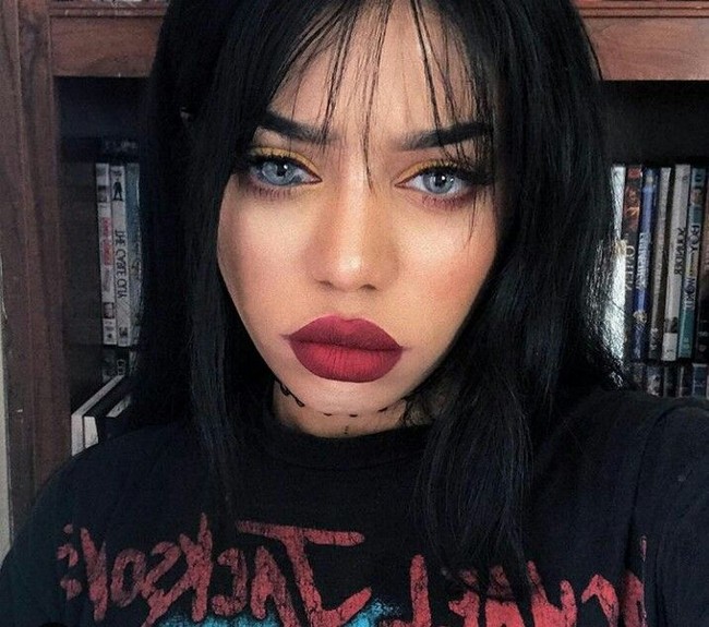 Sonia pun dibombardir pertanyaan dari netizen. Netizen penasaran dengan keadaan mata Sonia, yang unik dan berbeda dari orang pada umumnya. Foto: Instagram/@sonialeslie