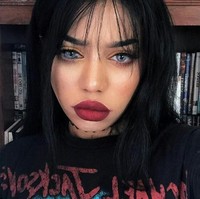 Sonia pun dibombardir pertanyaan dari netizen. Netizen penasaran dengan keadaan mata Sonia, yang unik dan berbeda dari orang pada umumnya. Foto: Instagram/@sonialeslie