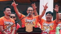 Gaya Gubernur DKI Jakarta Anies Baswedan saat menyambut massa pawai Persija Juara.