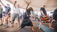 Tak kalah unik, di Jerman juga ada Metal Yoga. Digelar di sela acara Wacken Open Air festival, Agustus silam. (Photo by Gina Wetzler/Getty Images)